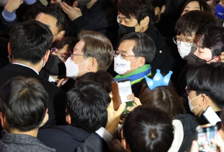 [현장in] 이재명, 홍대 거리 마지막 유세에서 "선거 후 다함께 손잡고 살아야…尹도 수고했다" 민심통합 강조 