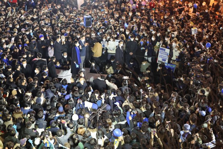 [현장in] 이재명, 홍대 거리 마지막 유세에서 "선거 후 다함께 손잡고 살아야…尹도 수고했다" 민심통합 강조 
