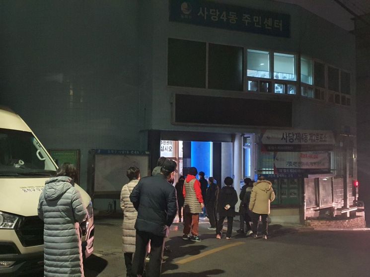 사당4동에 마련된 한 투표소에 주민들이 줄을 서고 있다. /사진=김대현 기자