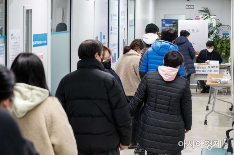 제20대 대통령선거일인 9일 서울 송파구 석촌동 제1투표소를 찾은 주민들이 투표를 하기 위해 대기하고 있다. /강진형 기자aymsdream@