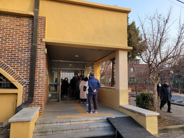 제20대 대선 본 투표일인 9일 오전 8시께 서울 동대문구 휘경2동 제4투표소에 시민들이 투표를 위해 줄을 서고 있다