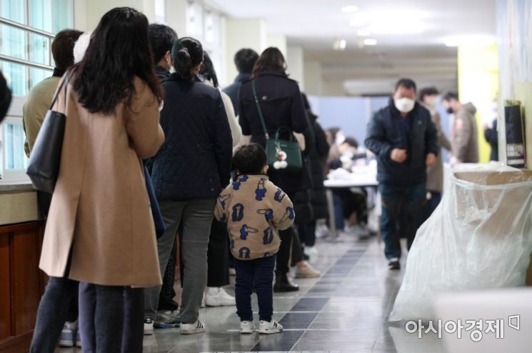 제20대 대통령선거일인 9일 서울 마포구 한서초등학교에 마련된 염리동 제2투표소에서 유권자들이 줄을 서 있다./김현민 기자 kimhyun81@