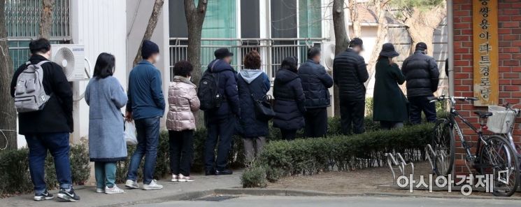 [포토] 투표 위해 대기하는 유권자들