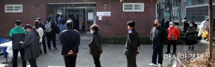 [포토] 아파트 경로당 대선 투표 행렬