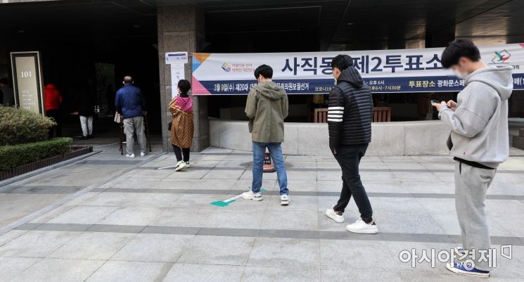 제20대 대통령선거일인 9일 서울 종로구 사직동 제2투표소에서 유권자들이 투표를 위해 줄을 서 있다./김현민 기자 kimhyun81@