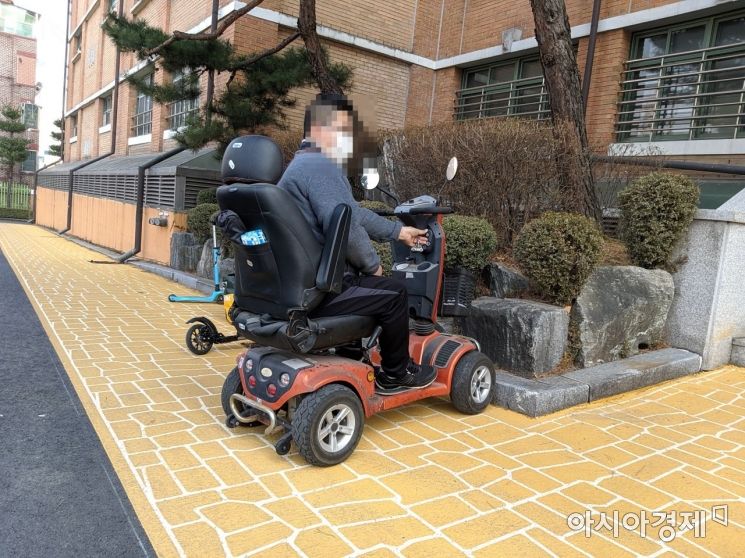 서울 도봉구 한 투표소를 방문한 박찬수씨가 시민들이 불편해할 것을 우려해 한켠에 전동 휠체어를 주차했다. 사진=윤슬기 기자 seul97@asiae.co.kr