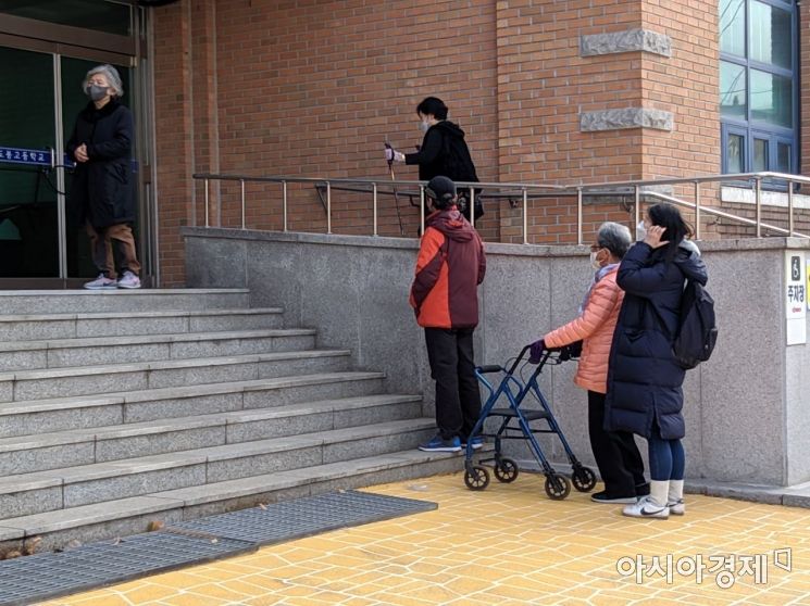 서울 도봉구 한 투표소에서 보조기 사용하는 한 시민이 줄을 서고 있다. 사진=윤슬기 기자 seul97@asiae.co.kr