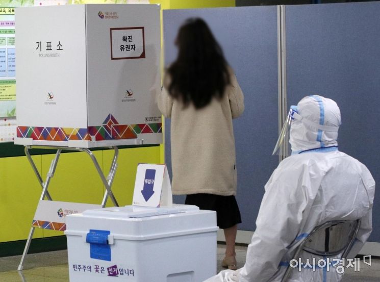 제20대 대통령선거일인 9일 서울 마포구 한서초등학교에 마련된 염리동 제2투표소에서 코로나19 확진 유권자들이 소중한 한 표를 행사하고 있다./김현민 기자 kimhyun81@