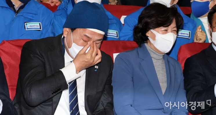 20대 대통령 선거일인 9일 국회 의원회관에 마련된 더불어민주당 개표 상황실에서 이재명 후보가 출구조사 결과 근소한 차이로 이기는것을 발표되자 송영길 대표가 눈물을 흘리고 있다./윤동주 기자 doso7@