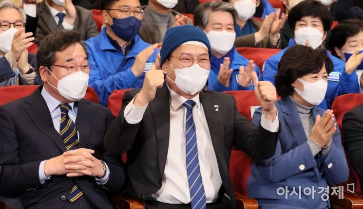 20대 대통령 선거일인 9일 국회 의원회관에 마련된 더불어민주당 개표 상황실에서 이재명 후보가 출구조사 결과 근소한 차이로 이기는것을 발표되자 송영길 대표와 이낙연 총괄선대위원장, 추미애 상임선대위원장이 기뻐하고 있다./윤동주 기자 doso7@