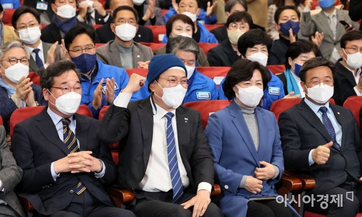 20대 대통령 선거일인 9일 국회 의원회관에 마련된 더불어민주당 개표 상황실에서 이재명 후보가 출구조사 결과 근소한 차이로 이기는것을 발표되자 송영길 대표와 이낙연 총괄선대위원장, 추미애 상임선대위원장이 기뻐하고 있다./윤동주 기자 doso7@