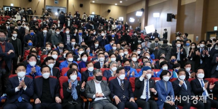 20대 대통령 선거일인 9일 국회 의원회관에 마련된 더불어민주당 개표 상황실에서 이재명 후보가 출구조사 결과 근소한 차이로 이기는것을 발표되자 송영길 대표와 이낙연 총괄선대위원장, 추미애 상임선대위원장 등 당 관계자들이 기뻐하고 있다./윤동주 기자 doso7@
