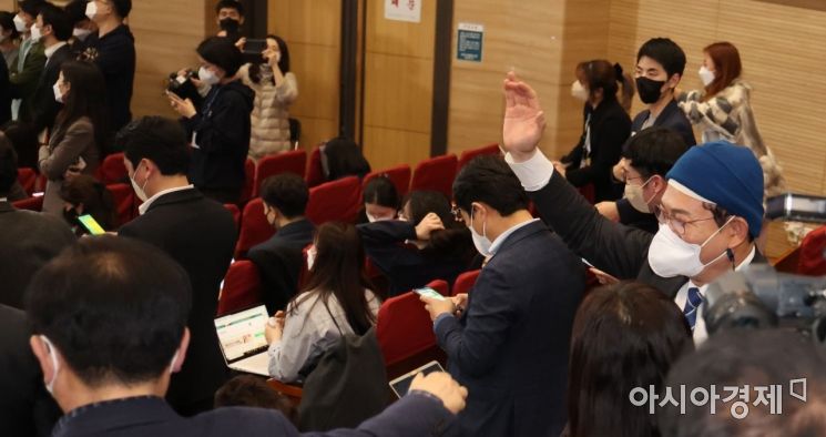송영길 더불어민주당 대표가 20대 대통령 선거일인 9일 국회 의원회관에 마련된 개표 상황실에서 출구조사 결과를 본 뒤 상황실을 나서면서 참석자들에게 인사하고 있다./윤동주 기자 doso7@