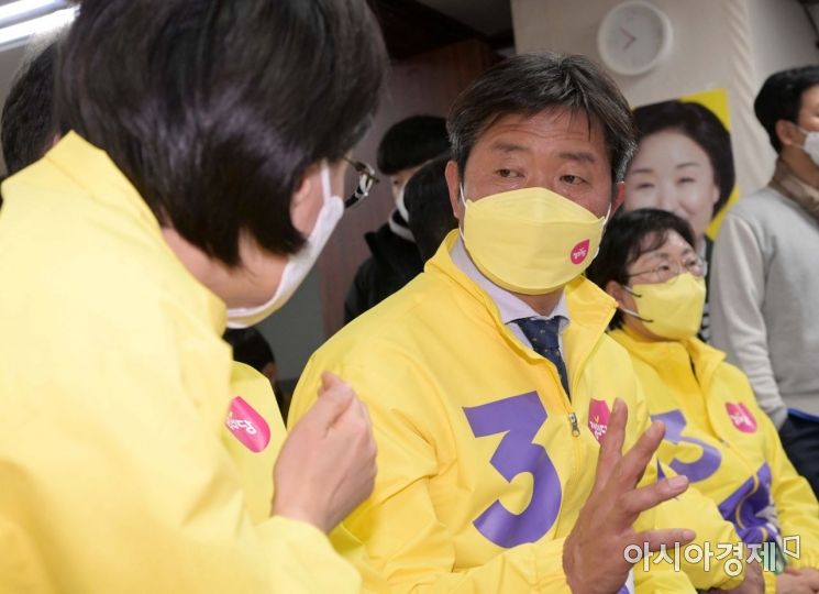 제20대 대통령 선거일인 9일 서울 여의도 정의당 당사에서 배진교 원내대표와 강은미 의원이 방송출구 조사발표를 지켜보고 있다./윤동주 기자 doso7@