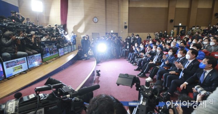 20대 대통령 선거일인 9일 국회 의원회관에 마련된 더불어민주당 개표 상황실에서 송영길 대표와 이낙연 총괄선대위원장 등 당 지도부가 출구조사 결과 이재명 후보가 근소한 차이로 이기는것으로 발표되자 환호하고 있다./윤동주 기자 doso7@