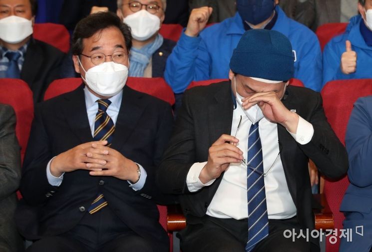20대 대통령 선거일인 9일 국회 의원회관에 마련된 더불어민주당 개표 상황실에서 송영길 대표가 출구조사 결과 이재명 후보가 근소한 차이로 이기는것으로 발표되자 눈물을 흘리고 있다./윤동주 기자 doso7@