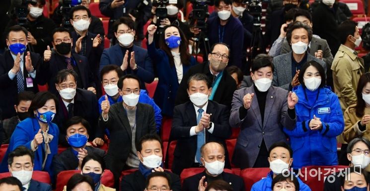 20대 대통령 선거일인 9일 국회 의원회관에 마련된 더불어민주당 개표 상황실에서 당 관계자들이 이재명 후보가 근소한 차이로 이기는것으로 발표되자 환호하고 있다./윤동주 기자 doso7@