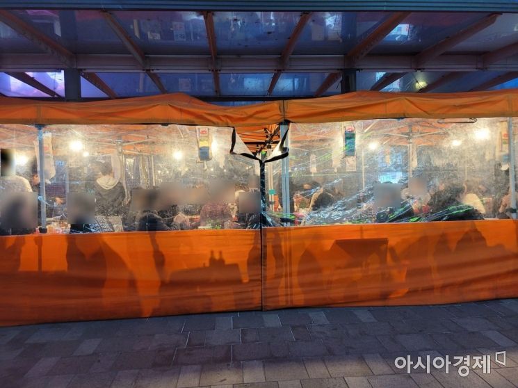 9일 오후 서울 종로 일대 한 포장마차. 이날 종로 거의 모든 술집은 '20대 대통령 선거 출구조사' 방송에 채널을 고정, 손님들은 출구조사에 대한 여러 대화를 이어갔다. 사진=한승곤 기자 hsg@asiae.co.kr