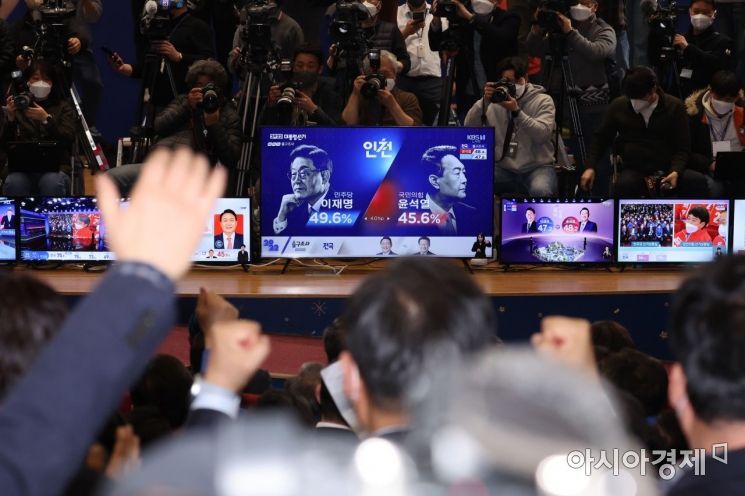 [포토] 민주당, '초초함에서 환호로...'