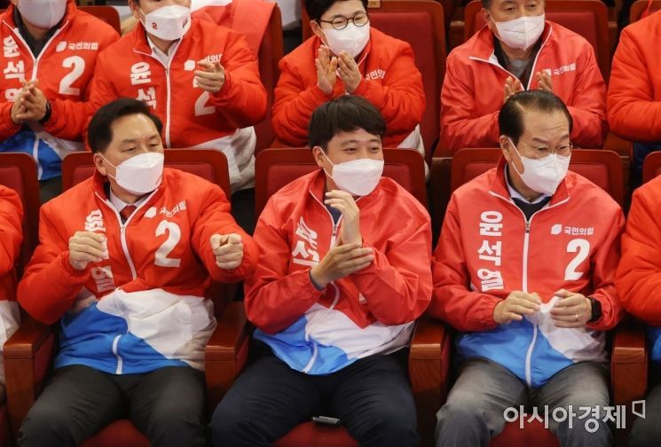 국민의힘 당지도부가 9일 국회 도서관에 마련된 개표 상활실에서 윤석열 후보가 박빙 승리의 방송3사 출구조사 결과가 나오자 환호하고 있다./윤동주 기자 doso7@