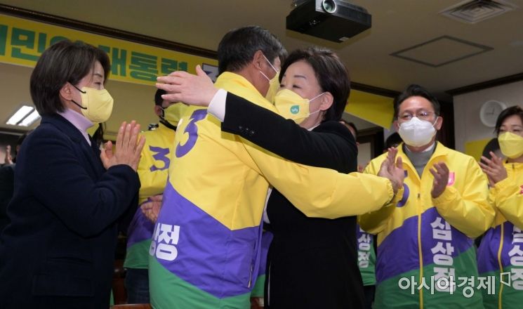 심상정 정의당 대선 후보가 10일 서울 여의도 중앙당사에 마련된 개표 상황실을 찾아 여영국 대표와 인사를 하고 있다./윤동주 기자 doso7@