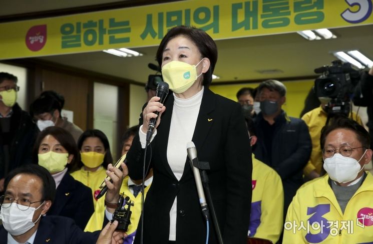 심상정 정의당 대선 후보가 10일 서울 여의도 중앙당사에 마련된 개표 상황실을 찾아 기자회견을 갖고 있다./윤동주 기자 doso7@