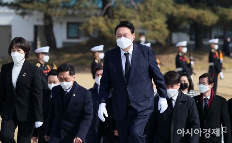 윤석열 대통령 당선인이 10일 서울 동작구 국립서울현충원을 참배하기 위해 걸어오고 있다./윤동주 기자 doso7@