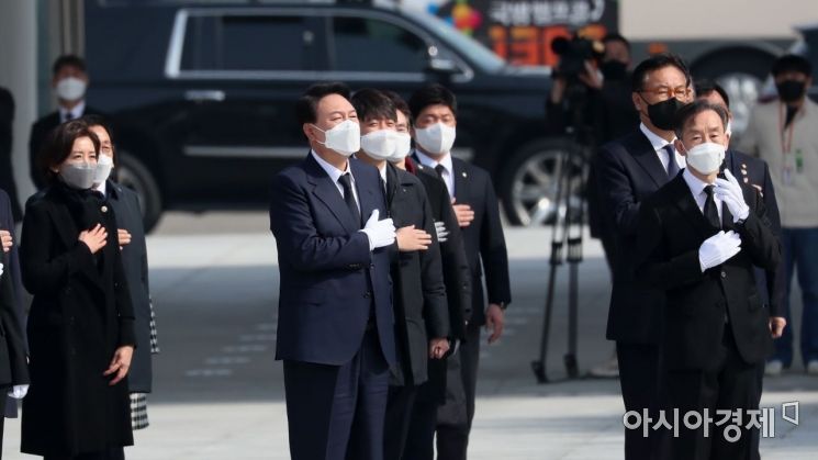 윤석열 대통령 당선인이 10일 서울 동작구 국립서울현충원을 참배하기 위해 현충탑으로 들어서는 도중 국민의례를 하고 있다./윤동주 기자 doso7@