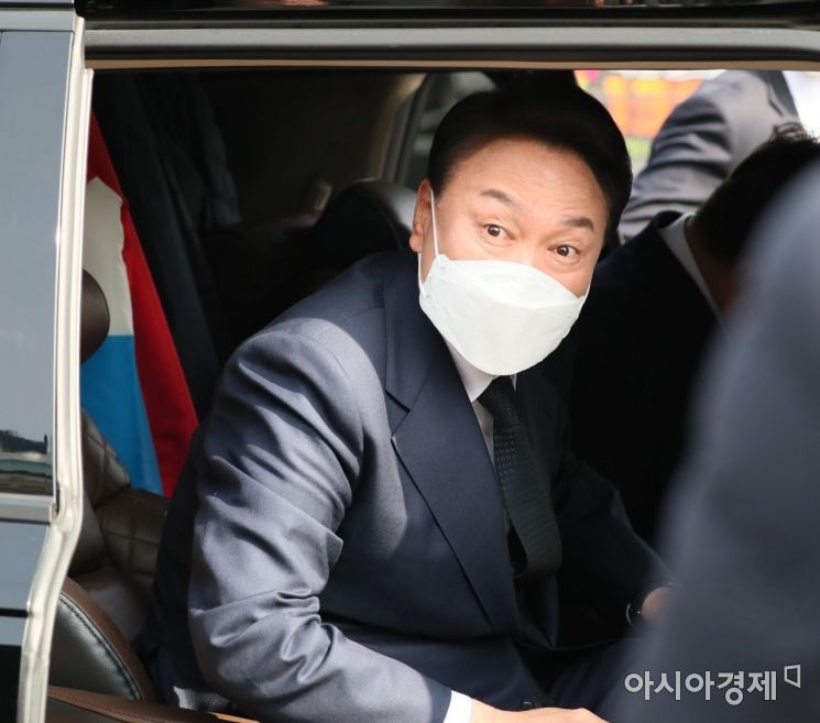윤석열 대통령 당선인이 10일 서울 동작구 국립서울현충원을 참배 후 이동하기 위해 차량에 오르고 있다./윤동주 기자 doso7@