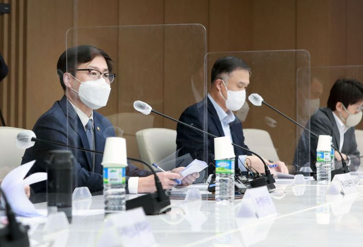 대 러 무역·투자 민관 대책회의 참석한 여한구 본부장
    (서울=연합뉴스) 여한구 산업통상자원부 통상교섭본부장(왼쪽)이 8일 오후 서울 중구 대한상공회의소에서 열린 대(對)러시아 무역·투자 민관 대책 회의에서 발언하고 있다. 2022.3.8 
    [산업통상자원부 제공. 재판매 및 DB 금지]
    photo@yna.co.kr
(끝)


＜저작권자(c) 연합뉴스, 무단 전재-재배포 금지＞