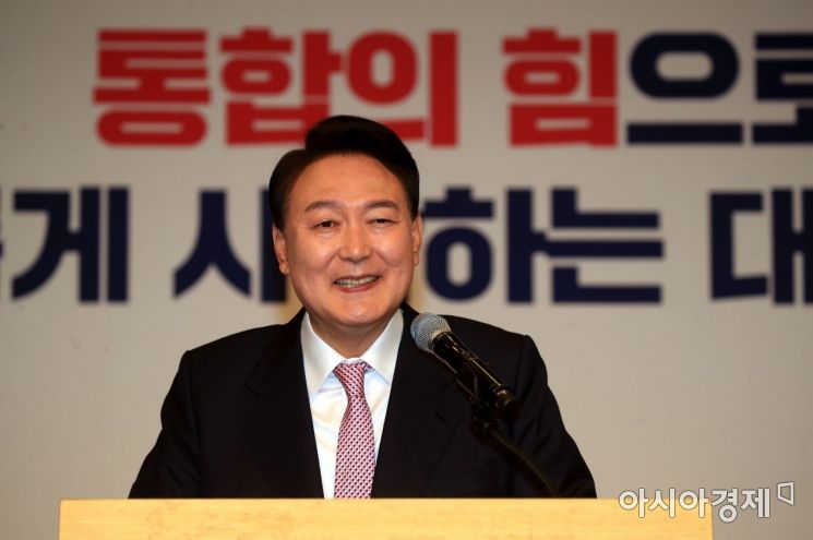 윤석열 대통령 당선인이 10일 오전 서울 여의도 국회 도서관에서 당선 인사 기자회견을 하고 있다./국회사진기자단
