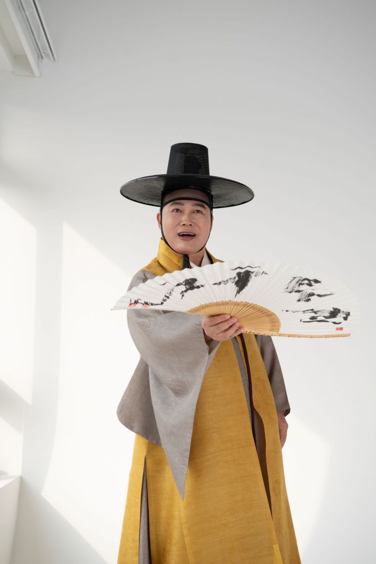 왕 명창은 “코로나19로 오랫동안 힘들었던 분들께 희망을 상징하는 제비가 오고 있음을 보여주고 싶었다”며 “가난으로 내내 힘들었던 흥부 내외가 박 세통을 타면서 부자가 되는 순간의 기쁨도 유쾌한 소리로 함께 선사하는 작품이 바로 흥부가”라고 덧붙였다. 사진제공 = 국립극장
