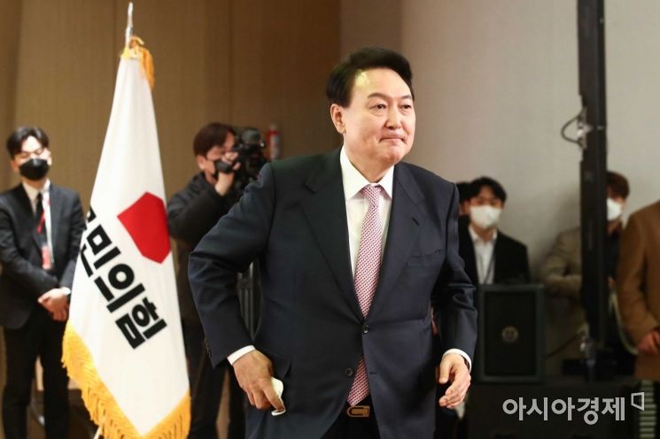 윤석열 제20대 대통령 당선인이 10일 국회 도서관에서 열린 국민의힘 선대본부 해단식에 참석해 단상으로 올라오고 있다./국회사진기자단