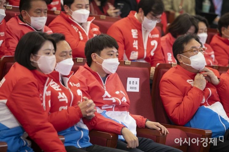 국민의힘 당지도부가 9일 국회 도서관에 마련된 개표 상활실에서 윤석열 후보가 박빙의 방송3사 출구조사 결과를 지켜보고 있다. / 사진=윤동주 기자 doso7@