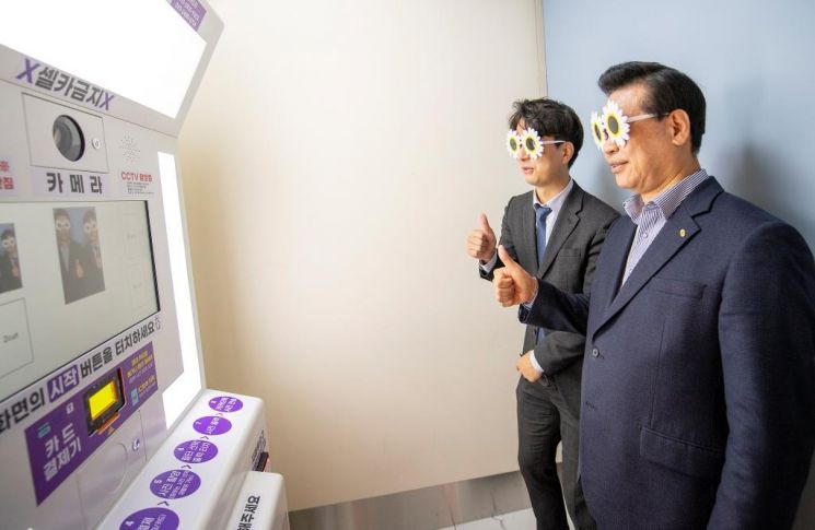 지난해 11월 이태원에 창업한 이상두씨 매장에 방문한 성장현 용산구청장