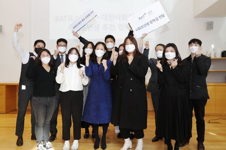 김은지 BAT로스만스 대표(왼쪽 세번째)와 대한사회복지회 관계자들이 사회초년생 후견을 위한 업무협약 후 기념촬영을 하고 있다.