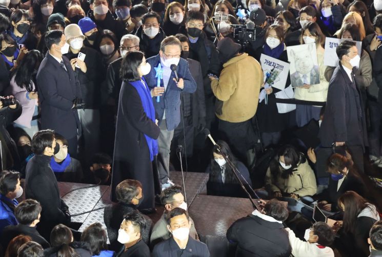 박지현 디지털성범죄 특별위원장이 지난 8일 서울시 마포구 홍대 걷고싶은거리 광장무대에서 열린 이재명 더불어민주당 대선후보의 마지막 유세에서 지원유세를 하고 있다. / 사진=연합뉴스