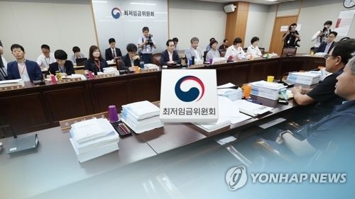 국내에서는 경영계·노동계가 함께 참여한 고용노동부 산하 최저임금위원회가 법정 최저임금을 정한다. / 사진=연합뉴스