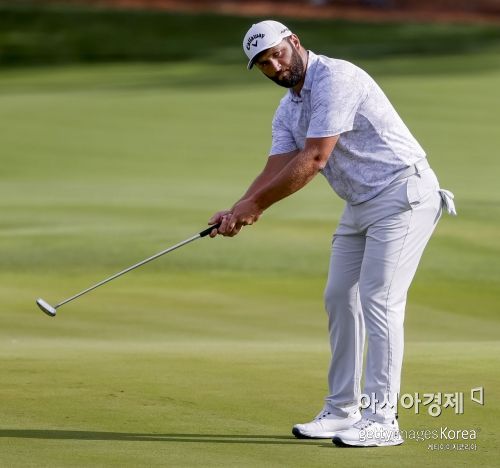 세계랭킹 1위 욘 람이 ‘제5의 메이저’ 더플레이어스 첫날 11번홀에서 퍼팅하고 있다. 폰테베드라비치(미국)=Getty images/멀티비츠