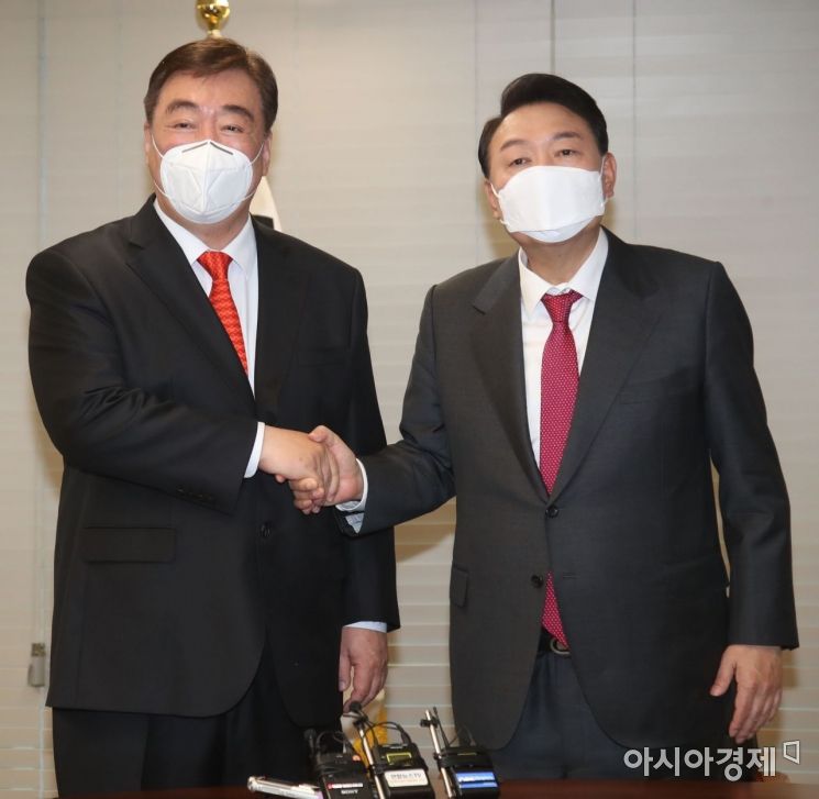 윤석열 대통령 당선인이 11일 서울 여의도 국민의힘 중앙당사에서 싱하이밍 주한중국대사를 접견하고 있다./윤동주 기자 doso7@