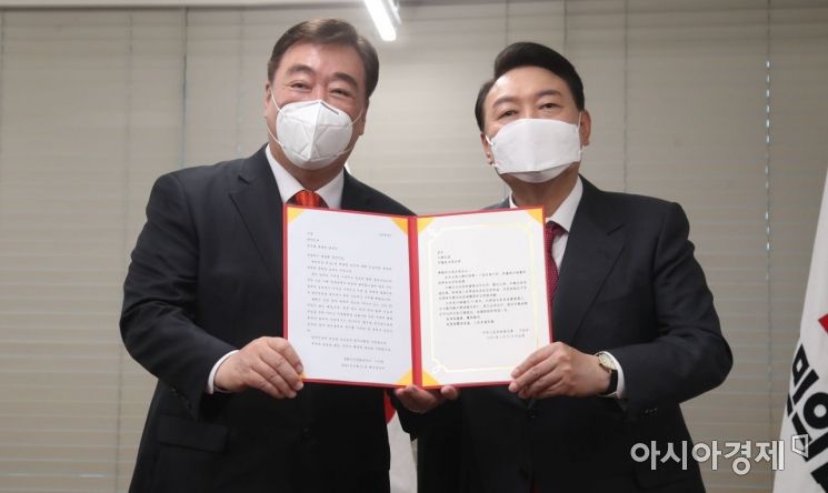 윤석열 대통령 당선인이 11일 서울 여의도 국민의힘 중앙당사에서 싱하이밍 주한중국대사를 접견하고 있다./윤동주 기자 doso7@