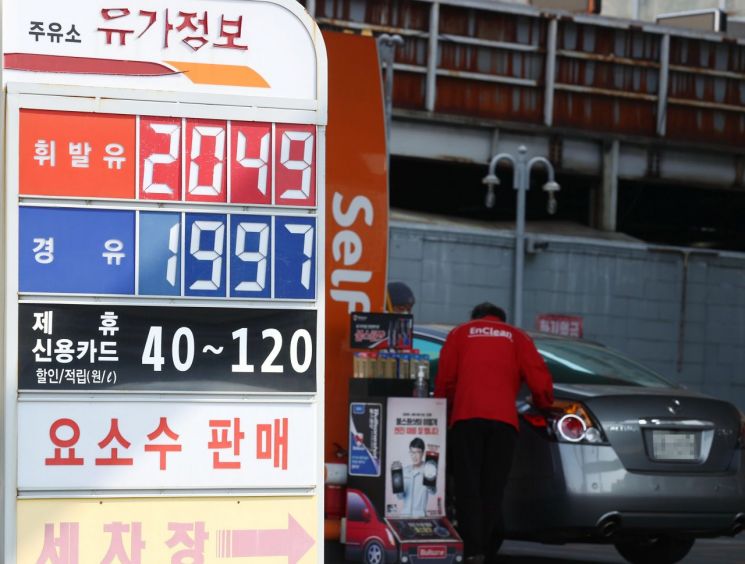 8년 만에 최고가 기록한 휘발윳값
    (서울=연합뉴스) 이재희 기자 = 러시아의 우크라이나 침공 사태 여파로 국제유가가 급등하면서 국내 기름값도 연일 고공행진을 이어가고 있다. 9일 한국석유공사 유가정보사이트 오피넷에 게시된 전국 주유소 휘발유 평균 판매 가격은 ℓ당 1천887.62원을 기록했다. 2014년 3월 이후 8년 만에 최고가다. 사진은 이날 서울 한 주유소에 게시된 유가. 2022.3.9
    scape@yna.co.kr
(끝)


＜저작권자(c) 연합뉴스, 무단 전재-재배포 금지＞