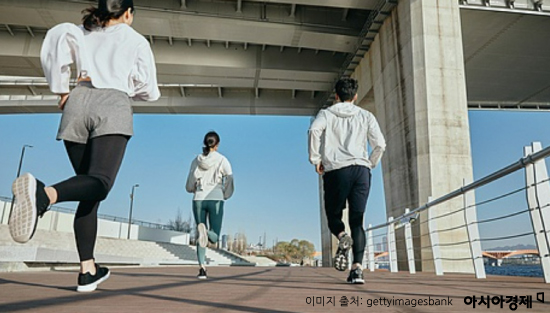 스마트폰 오래 보고 싶다면…어두운 방에서는 사용 자제해야 (이진경의 건강상식)