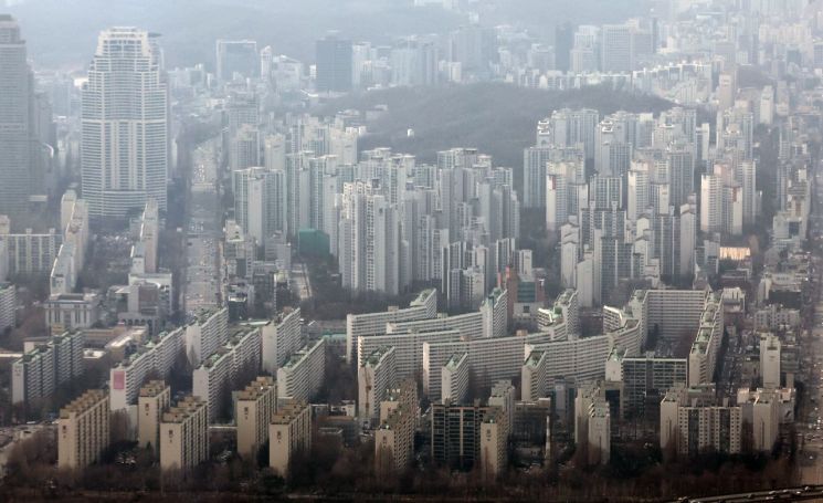 지난 10일 서울 송파구 롯데월드타 전망대 '서울스카이'에서 바라본 서울시내 아파트 ＜이하사진=연합뉴스＞