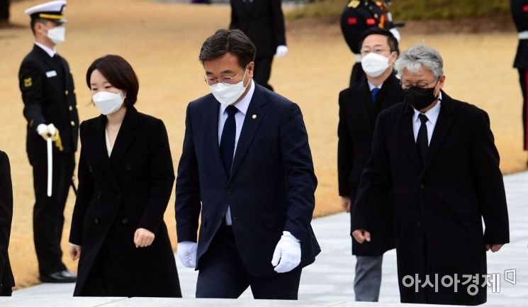 윤호중 더불어민주당 비상대책위원장 겸 원내대표가 14일 서울 동작구 서울현충원 현충탑에 참배를 하기 위해 걸어가고 있다./국회사진기자단