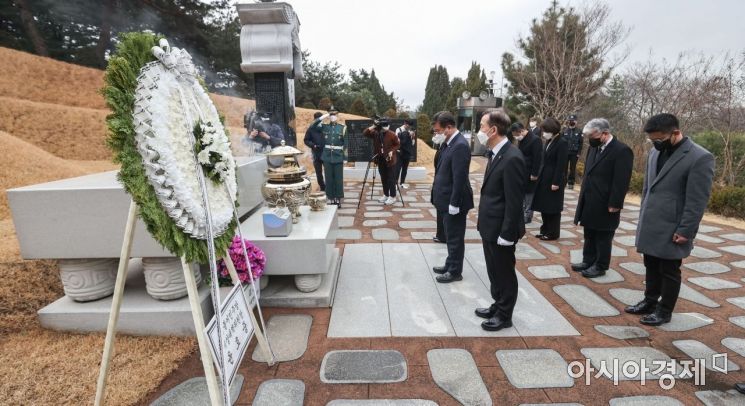 윤호중 더불어민주당 비상대책위원장 겸 원내대표가 14일 서울 동작구 서울현충원 김대중 대통령 묘소를 찾아 참배하고 있다./국회사진기자단