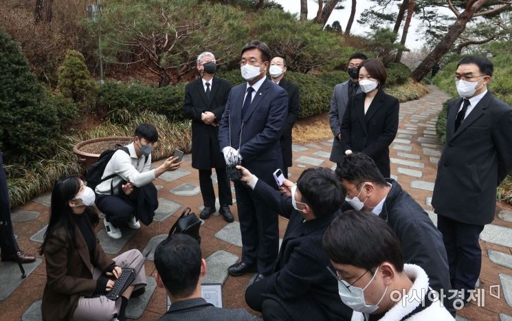 윤호중 더불어민주당 비상대책위원장 겸 원내대표가 14일 서울 동작구 서울현충원 김대중 대통령 묘소 참배를 마친 후 취재진 질의에 답하고 있다./국회사진기자단