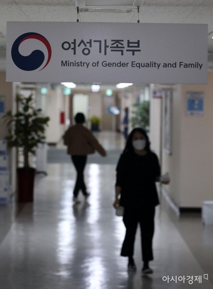 윤석열 대통령 당선인은 여성가족부 폐지 공약과 관련해 "이제는 좀 부처의 역사적 소명을 다하지 않았느냐"며 공약 실행을 재차 강조한 가운데 14일 존폐 기로에 놓인 정부서울청사 여성가족부가 두숭숭한 분위기에 술렁이고 있다./김현민 기자 kimhyun81@