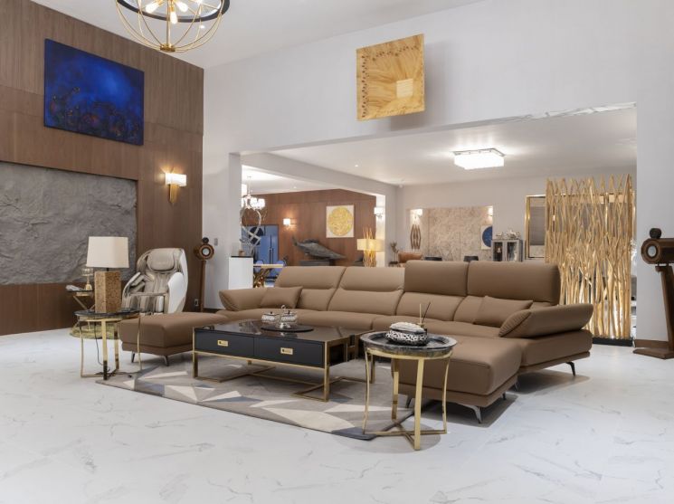SBS 드라마 '사내맞선'의 재벌 3세 강태무(안효섭 분)의 대저택 거실에 연출된 에몬스가구 워너비 라운지 소파 제품 이미지. [사진제공=에몬스]