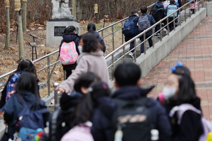 14일 오전 서울 시내의 한 초등학교에서 학생들이 등교하고 있다. 사진은 기사 중 특정 표현과 무관. [이미지출처=연합뉴스]